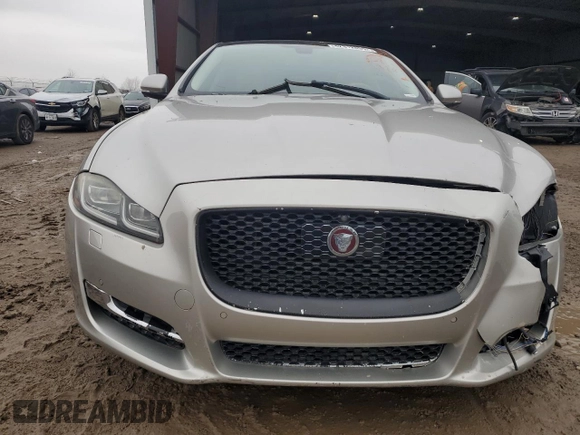 2017 Jaguar XJ with VIN SAJWJ2GD1H8W04196, listed as a Copart auction lot 42312835 with 0 mi miles and Clean Title. Bid and sale history available at carsss.com. Image 5.