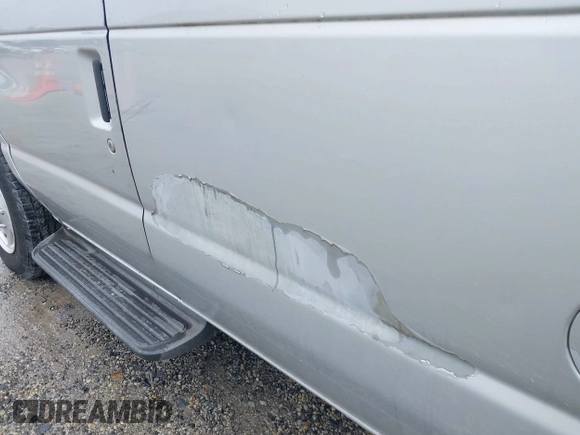2006 Ford Econoline Passenger XL z VIN 1FBNE31L26DB31891, wystawiony jako IAAI lot #42535613 z przebiegiem 160 095 mil mil oraz . Historia ofert i sprzedaży dostępna na DreamBid. Obrazek 14.