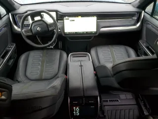2024 Rivian R1S Adventure z VIN 7PDSGABA1RN031444, wystawiony jako Copart lot #43312765 z przebiegiem Nie podano mil oraz Szkody całkowita. Historia ofert i sprzedaży dostępna na DreamBid. Obrazek 8.