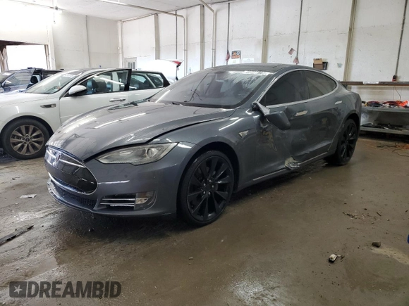 2013 Tesla Model S z VIN 5YJSA1DN0DFP26935, wystawiony jako Copart lot #45081995 z przebiegiem 120 048 mil mil oraz Szkoda całkowita • Salvage title. Historia ofert i sprzedaży dostępna na DreamBid. Obrazek 1.