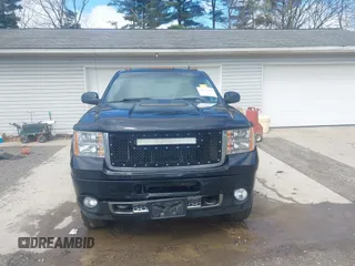 2011 GMC Sierra 2500HD Denali z VIN 1GT125C85BF190441, wystawiony jako IAAI lot #41971167 z przebiegiem 289 776 mil mil oraz . Historia ofert i sprzedaży dostępna na DreamBid. Obrazek 13.