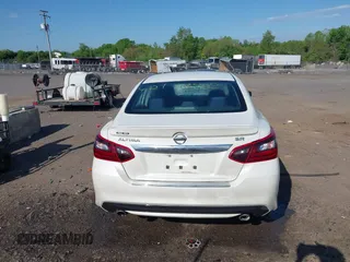 2017 Nissan Altima SV z VIN 1N4AL3AP0HC125959, wystawiony jako IAAI lot #42176500 z przebiegiem 146 838 mil mil oraz . Historia ofert i sprzedaży dostępna na DreamBid. Obrazek 16.