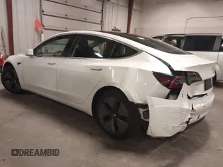 2019 Tesla Model 3 Mid Range z VIN 5YJ3E1EA5KF317542, wystawiony jako IAAI lot #42050461 z przebiegiem 55 054 mil mil oraz . Historia ofert i sprzedaży dostępna na DreamBid. Obrazek 3.