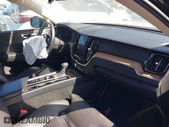 2019 Volvo XC60 Inscription with VIN LYV102RL5KB298774, listed as a IAAI auction lot 41910122 with 86,132 mi miles and . Bid and sale history available at DreamBid. Image 5.