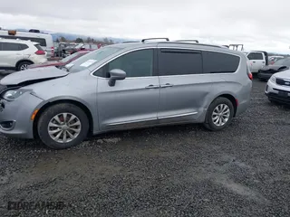 2019 Chrysler Pacifica Touring L with VIN 2C4RC1BGXKR561510, listed as a IAAI auction lot 41516173 with 135,115 mi miles. Bid and sale history available at carsss.com. Image 14.