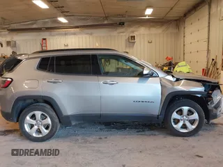 2018 Jeep Compass Latitude z VIN 3C4NJDBBXJT403674, wystawiony jako IAAI lot #42015795 z przebiegiem 86 329 mil mil oraz . Historia ofert i sprzedaży dostępna na DreamBid. Obrazek 13.