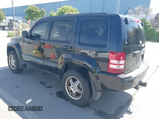 2008 Jeep Liberty Sport z VIN 1J8GN28K98W213306, wystawiony jako IAAI lot #42262242 z przebiegiem 185 794 mil mil oraz . Historia ofert i sprzedaży dostępna na DreamBid. Obrazek 3.
