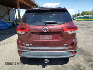 2018 Toyota Highlander SE z VIN 5TDJZRFH8JS494912, wystawiony jako Copart lot #57779415 z przebiegiem 131 362 mil mil oraz Szkoda całkowita • Salvage title. Historia ofert i sprzedaży dostępna na DreamBid. Obrazek 6.