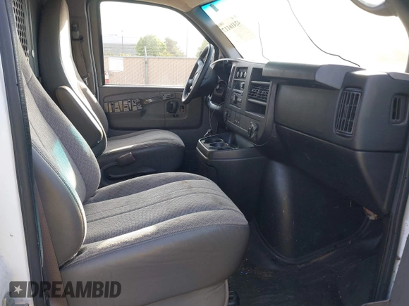 2013 Chevrolet Express Cargo z VIN 1GCSGAFX7D1179068, wystawiony jako IAAI lot #42416117 z przebiegiem 203 041 mil mil oraz . Historia ofert i sprzedaży dostępna na DreamBid. Obrazek 5.