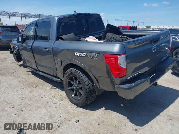 2017 Nissan Titan SV z VIN 1N6AA1E55HN551578, wystawiony jako IAAI lot #42392063 z przebiegiem 123 077 mil mil oraz . Historia ofert i sprzedaży dostępna na DreamBid. Obrazek 3.