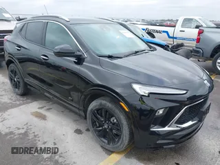 2025 Buick Encore GX Sport Touring с VIN KL4AMDSL4SB011320, выставлен на аукционе IAAI как лот 41490736 с пробегом 4 839 миль миль и . История ставок и продаж доступна на DreamBid. Изображение 1.