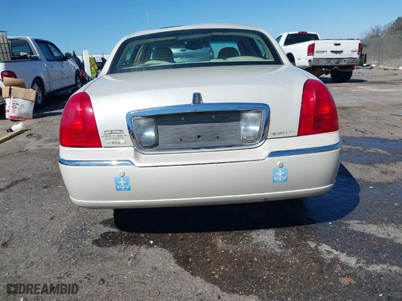 2005 Lincoln Town Car Signature Limited with VIN 1LNHM82W65Y608259, listed as a IAAI auction lot 41761582 with 105,036 mi miles. Bid and sale history available at carsss.com. Image 16.