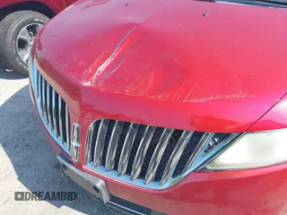 2011 Lincoln MKX z VIN 2LMDJ8JK5BBJ23713, wystawiony jako IAAI lot #42470229 z przebiegiem 185 783 mil mil oraz . Historia ofert i sprzedaży dostępna na DreamBid. Obrazek 14.