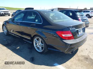2012 Mercedes-Benz C 250 Sport z VIN WDDGF4HB4CA648004, wystawiony jako IAAI lot #41891519 z przebiegiem 108 076 mil mil oraz . Historia ofert i sprzedaży dostępna na DreamBid. Obrazek 3.