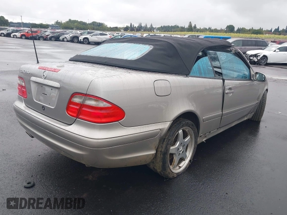 2003 Mercedes-Benz CLK 320/430 z VIN WDBLK70G23T136676, wystawiony jako IAAI lot #40448132 z przebiegiem 71 610 mil mil oraz . Historia ofert i sprzedaży dostępna na DreamBid. Obrazek 4.