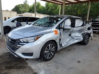 2025 Nissan Versa SV z VIN 3N1CN8EV6SL827012, wystawiony jako Copart lot #57856435 z przebiegiem 9 383 mil mil oraz Szkoda całkowita • Salvage title. Historia ofert i sprzedaży dostępna na DreamBid. Obrazek 1.