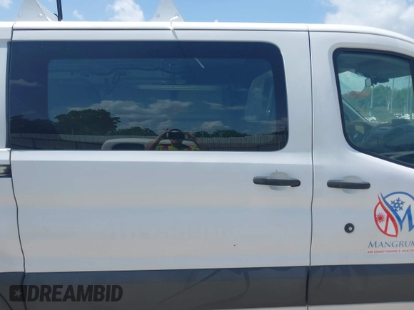 2017 Ford Transit z VIN 1FTYE1YMXHKA11900, wystawiony jako IAAI lot #42481313 z przebiegiem 197 231 mil mil oraz . Historia ofert i sprzedaży dostępna na DreamBid. Obrazek 13.