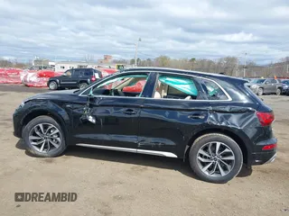 2024 Audi Q5 S line Premium z VIN WA1GAAFY8R2043043, wystawiony jako IAAI lot #42054728 z przebiegiem 10 929 mil mil oraz . Historia ofert i sprzedaży dostępna na DreamBid. Obrazek 11.