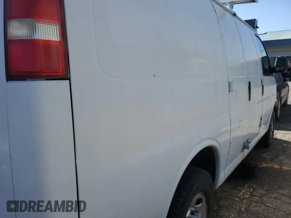 2013 Chevrolet Express Cargo z VIN 1GCWGFCA8D1175464, wystawiony jako IAAI lot #42409029 z przebiegiem 166 299 mil mil oraz . Historia ofert i sprzedaży dostępna na DreamBid. Obrazek 16.