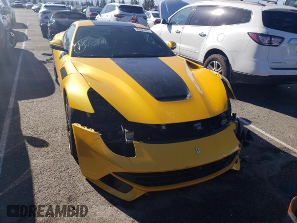 2014 Ferrari F12 z VIN ZFF74UHT5E0203242, wystawiony jako Copart lot #39032483 z przebiegiem 7 926 mil mil oraz Szkoda całkowita • Salvage title. Historia ofert i sprzedaży dostępna na DreamBid. Obrazek 5.
