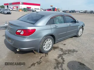 2007 Chrysler Sebring Touring z VIN 1C3LC56KX7N542931, wystawiony jako IAAI lot #42167913 z przebiegiem 240 638 mil mil oraz . Historia ofert i sprzedaży dostępna na DreamBid. Obrazek 4.