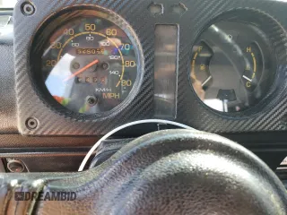 1987 Suzuki Samurai z VIN JS3JC51C3H4186141, wystawiony jako Copart lot #72551804 z przebiegiem 525 030 mil mil oraz Szkody całkowita. Historia ofert i sprzedaży dostępna na DreamBid. Obrazek 9.