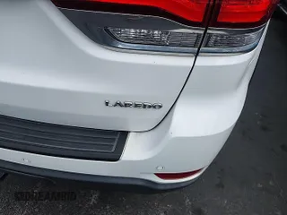 2020 Jeep Grand Cherokee Laredo E z VIN 1C4RJFAGXLC100516, wystawiony jako IAAI lot #42530666 z przebiegiem 79 969 mil mil oraz . Historia ofert i sprzedaży dostępna na DreamBid. Obrazek 1.