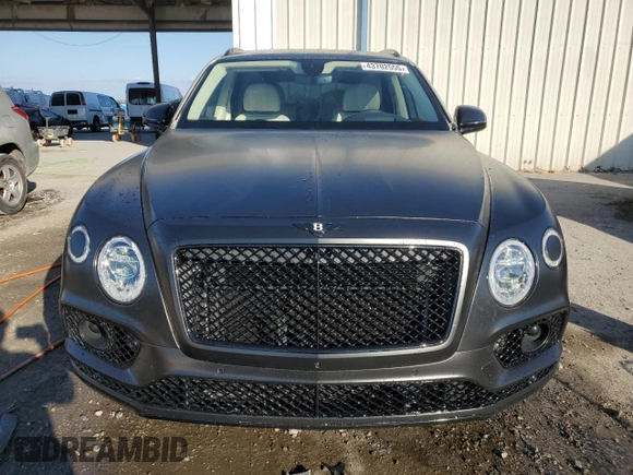 2017 Bentley Bentayga W12 z VIN SJAAC2ZVXHC016000, wystawiony jako Copart lot #43702555 z przebiegiem 46 172 mil mil oraz Szkody całkowita. Historia ofert i sprzedaży dostępna na DreamBid. Obrazek 5.
