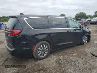 2024 Chrysler Pacifica Hybrid Select with VIN 2C4RC1S7XRR130577, listed as a Copart auction lot 58790055 with 30,530 mi miles and Clean title. Bid and sale history available at DreamBid. Image 3.