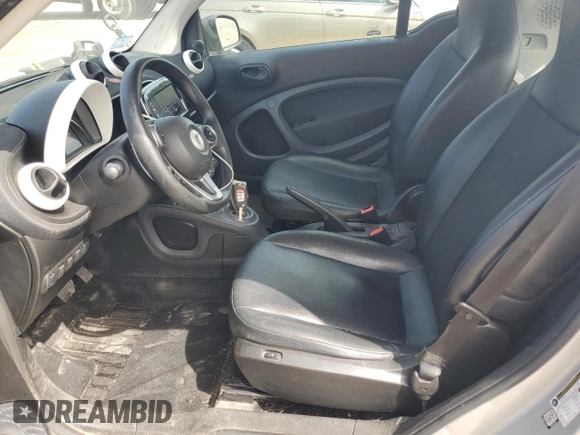 2016 Smart fortwo Passion z VIN WMEFJ5DAXGK123943, wystawiony jako Copart lot #51904865 z przebiegiem 69 821 mil mil oraz Szkody całkowita. Historia ofert i sprzedaży dostępna na DreamBid. Obrazek 7.