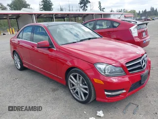 2014 Mercedes-Benz C 250 Sport z VIN WDDGF4HB8EA953301, wystawiony jako IAAI lot #42759812 z przebiegiem 147 545 mil mil oraz . Historia ofert i sprzedaży dostępna na DreamBid. Obrazek 1.
