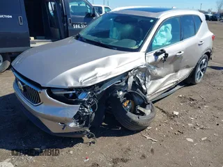 2024 Volvo XC40 Plus Bright Theme z VIN YV4L12UE3R2290695, wystawiony jako IAAI lot #41812076 z przebiegiem 42 047 mil mil oraz . Historia ofert i sprzedaży dostępna na DreamBid. Obrazek 6.