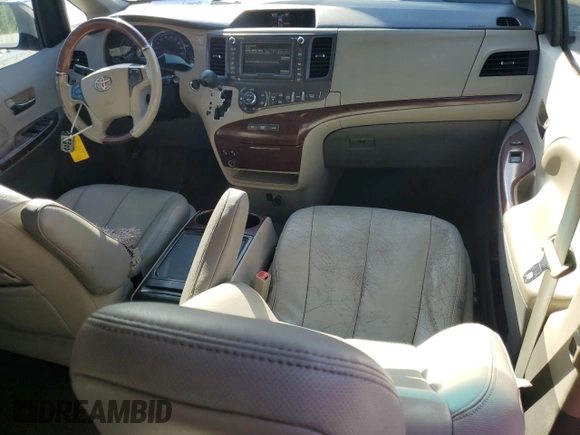 2012 Toyota Sienna XLE AAS z VIN 5TDYK3DC1CS220347, wystawiony jako Copart lot #65015615 z przebiegiem 168 629 mil mil oraz Szkoda całkowita • Salvage title. Historia ofert i sprzedaży dostępna na DreamBid. Obrazek 8.