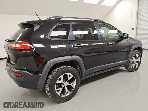 2015 Jeep Cherokee Trailhawk with VIN 1C4PJMBSXFW746138, listed as a Copart auction lot 49877985 with 86,820 mi miles and Clean Title. Bid and sale history available at carsss.com. Image 3.