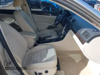 2014 Volkswagen Passat SEL Premium z VIN 1VWCN7A33EC013425, wystawiony jako IAAI lot #41381958 z przebiegiem 104 692 mil mil oraz . Historia ofert i sprzedaży dostępna na DreamBid. Obrazek 5.