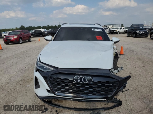 2024 Audi Q8 e-tron Premium Plus z VIN WA15AAGE8RB017425, wystawiony jako Copart lot #66139974 z przebiegiem Nie podano mil oraz Szkody całkowita. Historia ofert i sprzedaży dostępna na DreamBid. Obrazek 5.