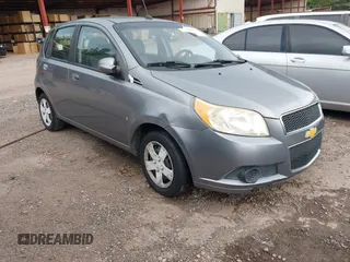 2009 Chevrolet Aveo 1LT z VIN KL1TD66E09B650768, wystawiony jako IAAI lot #42485578 z przebiegiem Nie podano mil oraz . Historia ofert i sprzedaży dostępna na DreamBid. Obrazek 1.