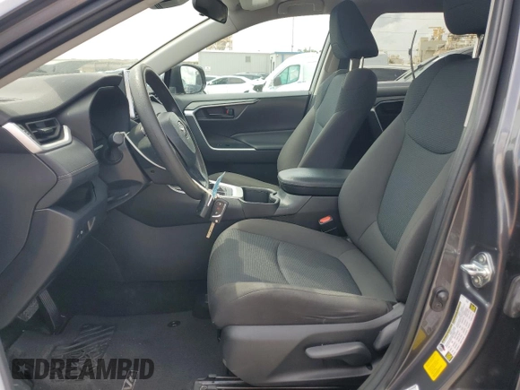 2023 Toyota RAV4 LE z VIN 2T3H1RFV5PW252503, wystawiony jako Copart lot #56977615 z przebiegiem 35 036 mil mil oraz Szkoda całkowita • Salvage title. Historia ofert i sprzedaży dostępna na DreamBid. Obrazek 7.