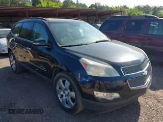 2011 Chevrolet Traverse LTZ z VIN 1GNKRLED0BJ407218, wystawiony jako IAAI lot #42064110 z przebiegiem 216 688 mil mil oraz . Historia ofert i sprzedaży dostępna na DreamBid. Obrazek 1.