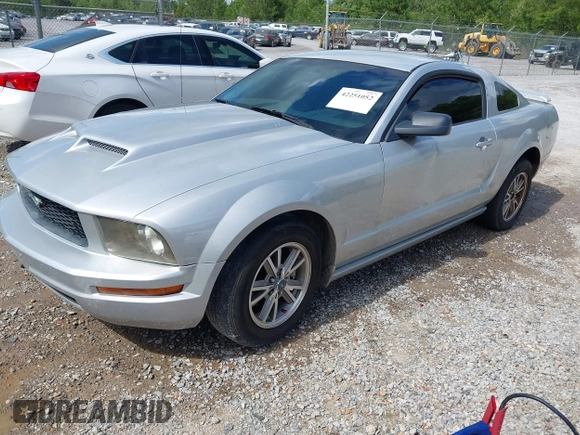 2005 Ford Mustang Deluxe z VIN 1ZVFT80N855148982, wystawiony jako IAAI lot #42251052 z przebiegiem 227 266 mil mil oraz . Historia ofert i sprzedaży dostępna na DreamBid. Obrazek 2.