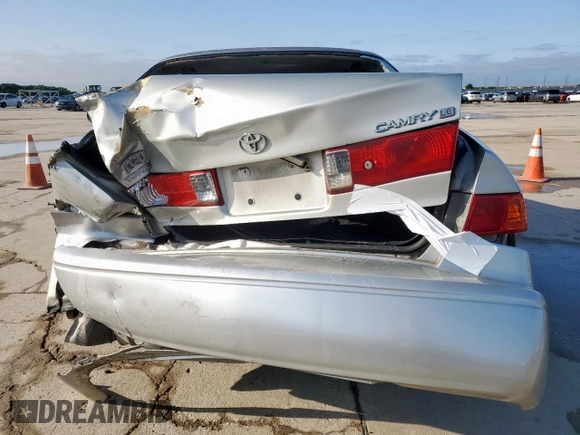 2001 Toyota Camry CE z VIN 4T1BG22K01U085409, wystawiony jako Copart lot #55941765 z przebiegiem 215 062 mil mil oraz Szkoda całkowita • Salvage title. Historia ofert i sprzedaży dostępna na DreamBid. Obrazek 6.