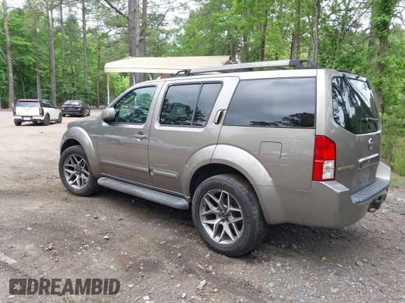 2005 Nissan Pathfinder SE z VIN 5N1AR18WX5C748572, wystawiony jako IAAI lot #42180475 z przebiegiem 291 301 mil mil oraz . Historia ofert i sprzedaży dostępna na DreamBid. Obrazek 3.