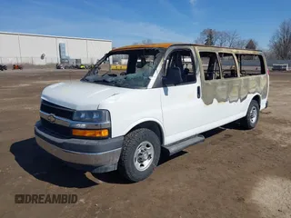 2020 Chevrolet Express Passenger LT z VIN 1GAZGPFGXL1155159, wystawiony jako IAAI lot #41780205 z przebiegiem Nie podano mil oraz . Historia ofert i sprzedaży dostępna na DreamBid. Obrazek 2.