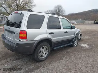 2005 Ford Escape XLT with VIN 1FMYU93125KD27166, listed as a IAAI auction lot 41892715 with 59,067 mi miles. Bid and sale history available at carsss.com. Image 4.