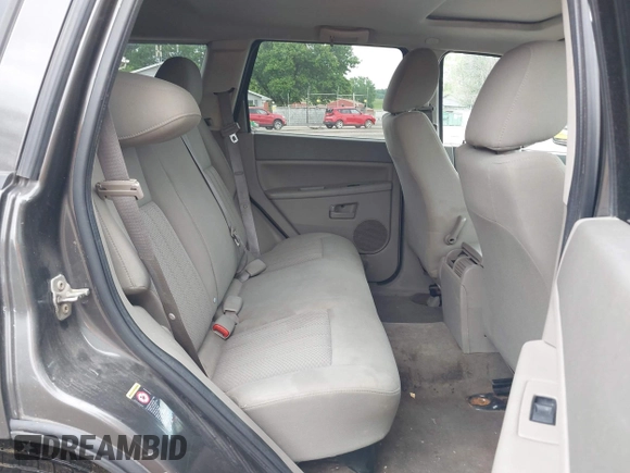 2005 Jeep Grand Cherokee Laredo z VIN 1J8GR48KX5C598646, wystawiony jako IAAI lot #42253900 z przebiegiem 197 848 mil mil oraz . Historia ofert i sprzedaży dostępna na DreamBid. Obrazek 8.