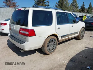 2007 Lincoln Navigator z VIN 5LMFU275X7LJ04864, wystawiony jako IAAI lot #41782780 z przebiegiem 171 433 mil mil oraz . Historia ofert i sprzedaży dostępna na DreamBid. Obrazek 4.