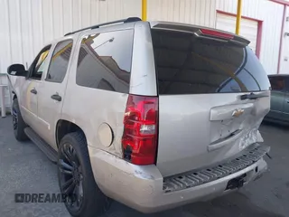 2007 Chevrolet Tahoe LS z VIN 1GNFC13C17R293787, wystawiony jako IAAI lot #42517818 z przebiegiem 293 307 mil mil oraz . Historia ofert i sprzedaży dostępna na DreamBid. Obrazek 3.