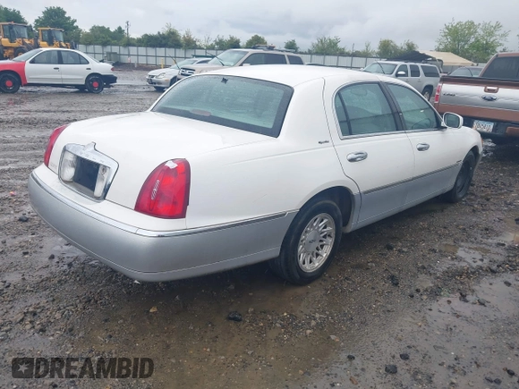 1999 Lincoln Town Car Signature z VIN 1LNHM82W5XY677222, wystawiony jako IAAI lot #41861916 z przebiegiem 207 900 mil mil oraz . Historia ofert i sprzedaży dostępna na DreamBid. Obrazek 4.