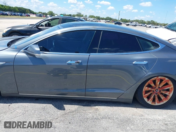 2013 Tesla Model S Performance z VIN 5YJSA1DP9DFP06121, wystawiony jako IAAI lot #42511097 z przebiegiem 100 990 mil mil oraz . Historia ofert i sprzedaży dostępna na DreamBid. Obrazek 15.