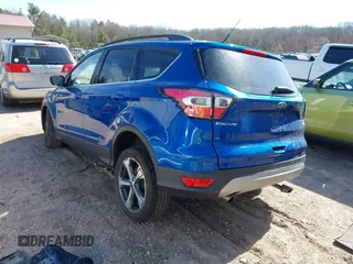 2017 Ford Escape SE z VIN 1FMCU0G95HUB75348, wystawiony jako IAAI lot #41790288 z przebiegiem 55 129 mil mil oraz . Historia ofert i sprzedaży dostępna na DreamBid. Obrazek 3.
